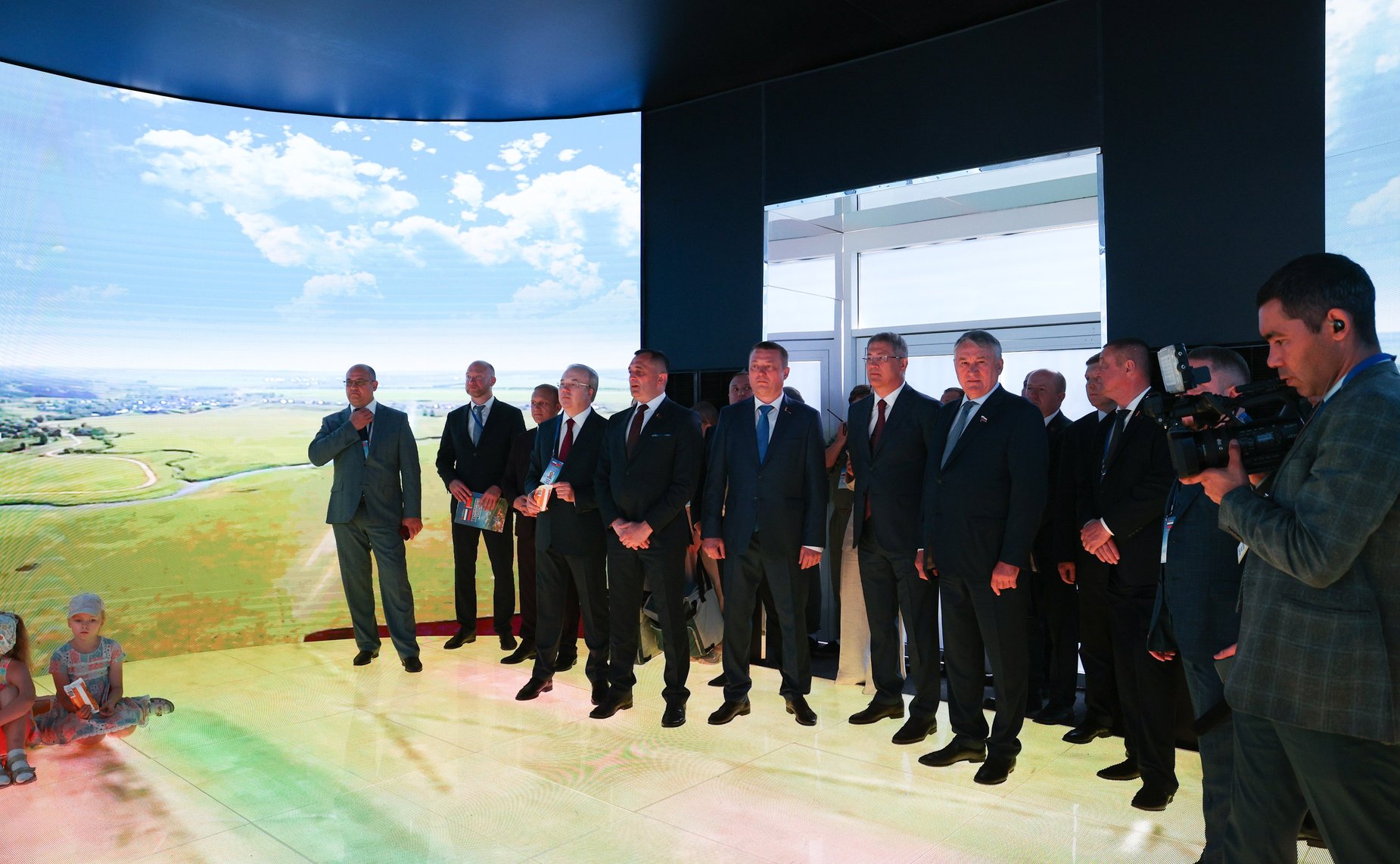 Юрий Воробьёв и заместитель Председателя Совета Республики Сергей Хоменко открыли выставку достижений народного хозяйства в рамках XI Форума регионов Беларуси и России