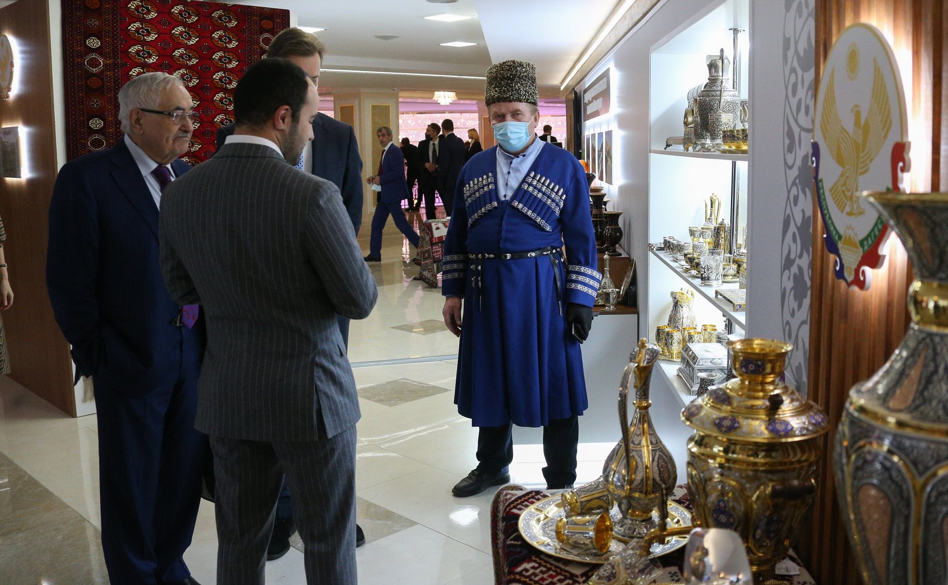 Валентина Матвиенко и Сергей Меликов посетили выставку, посвященную 100-летию Республики Дагестан