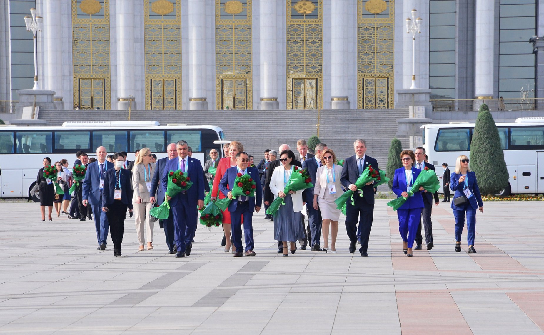 Церемония возложения цветов к монументу Конституции Туркменистана