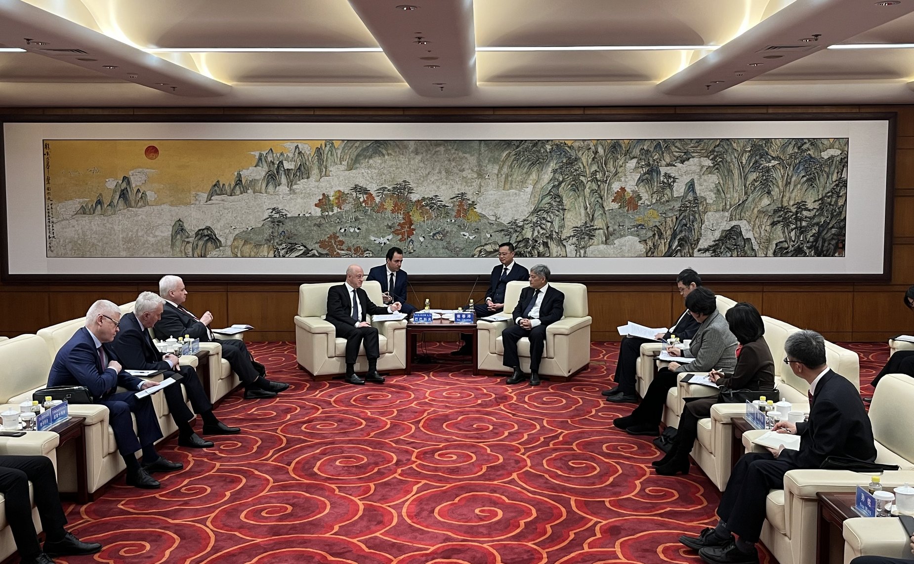 В рамках визита в КНР сенатор Андрей Денисов принял участие во встречах с китайскими специалистами в области образования, подготовки партийных кадров, политологами