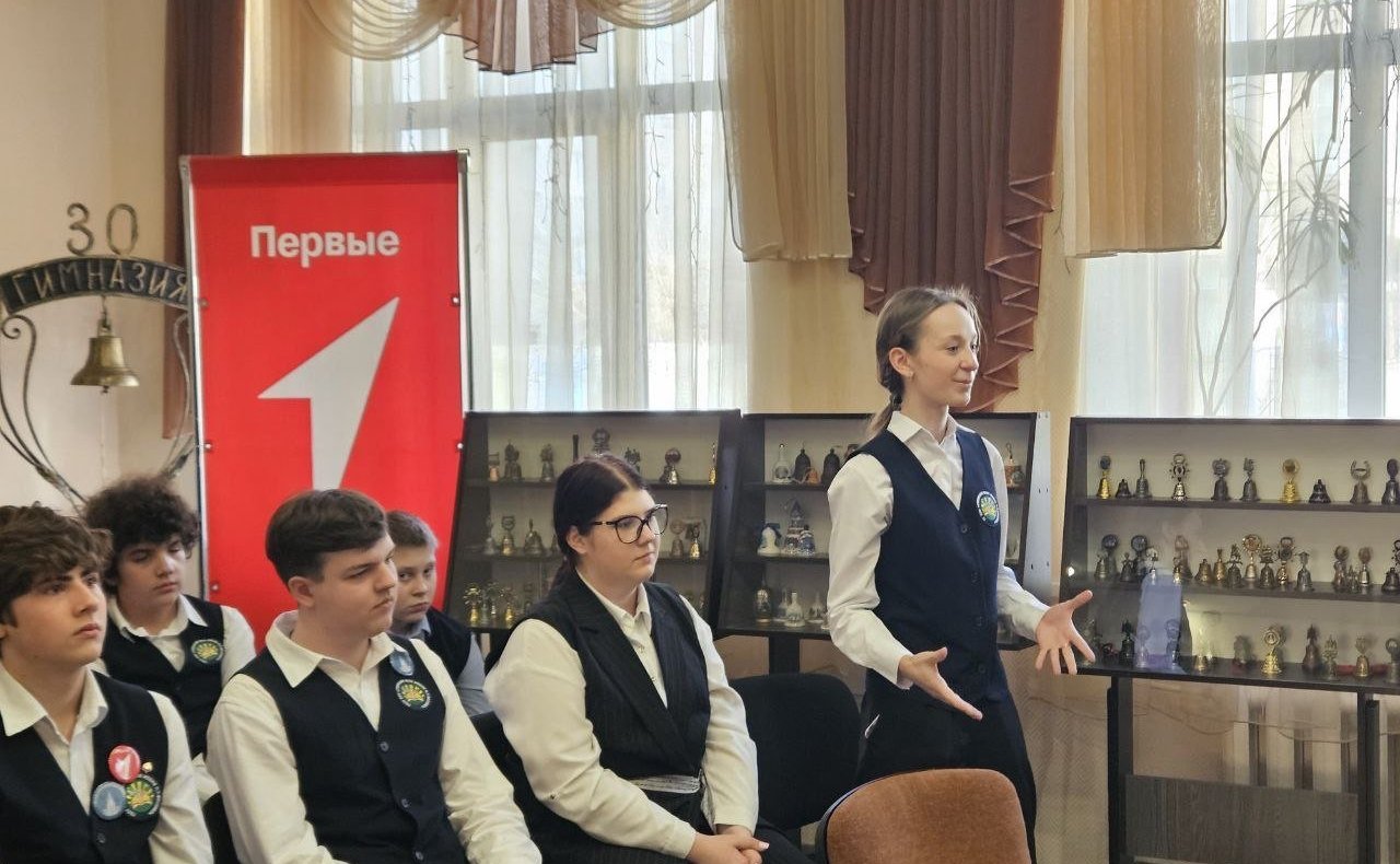 Ольга Бас провела встречу с клубом юных дипломатов гимназии имени Фесенко в ЛНР