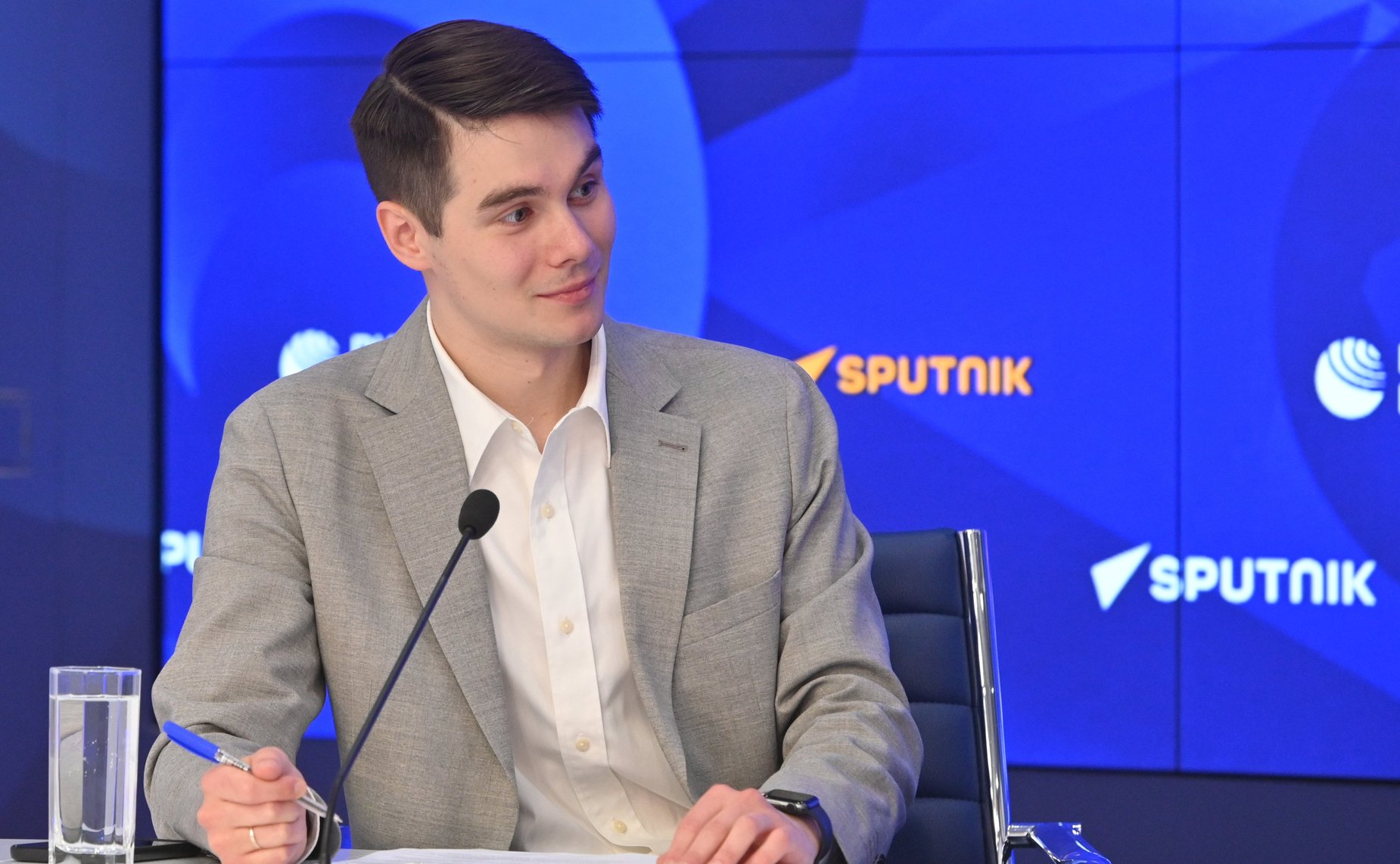 В Пресс-центре «Россия сегодня» состоялась пресс-конференция сенатора РФ, гроссмейстера Сергея Карякина, приуроченная к Международному дню шахмат