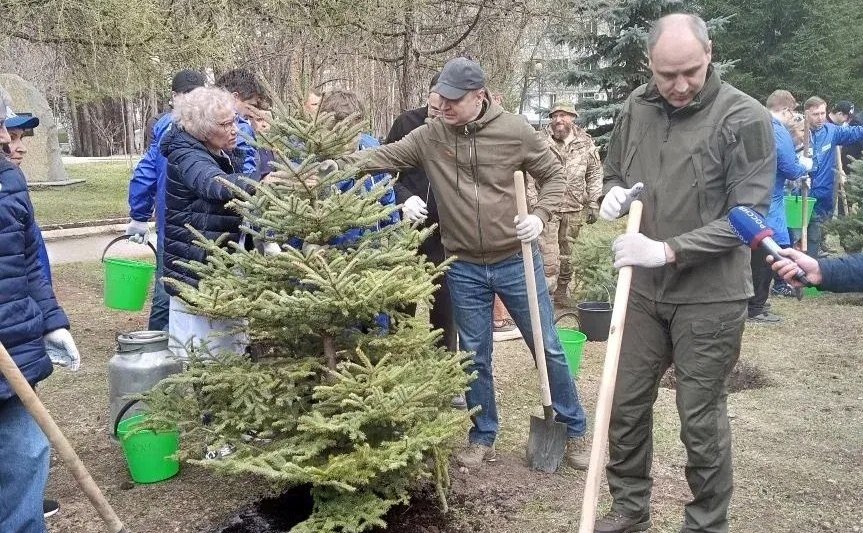 Виктор Шептий принял участие в традиционном весеннем субботнике на территории госпиталя для ветеранов войн