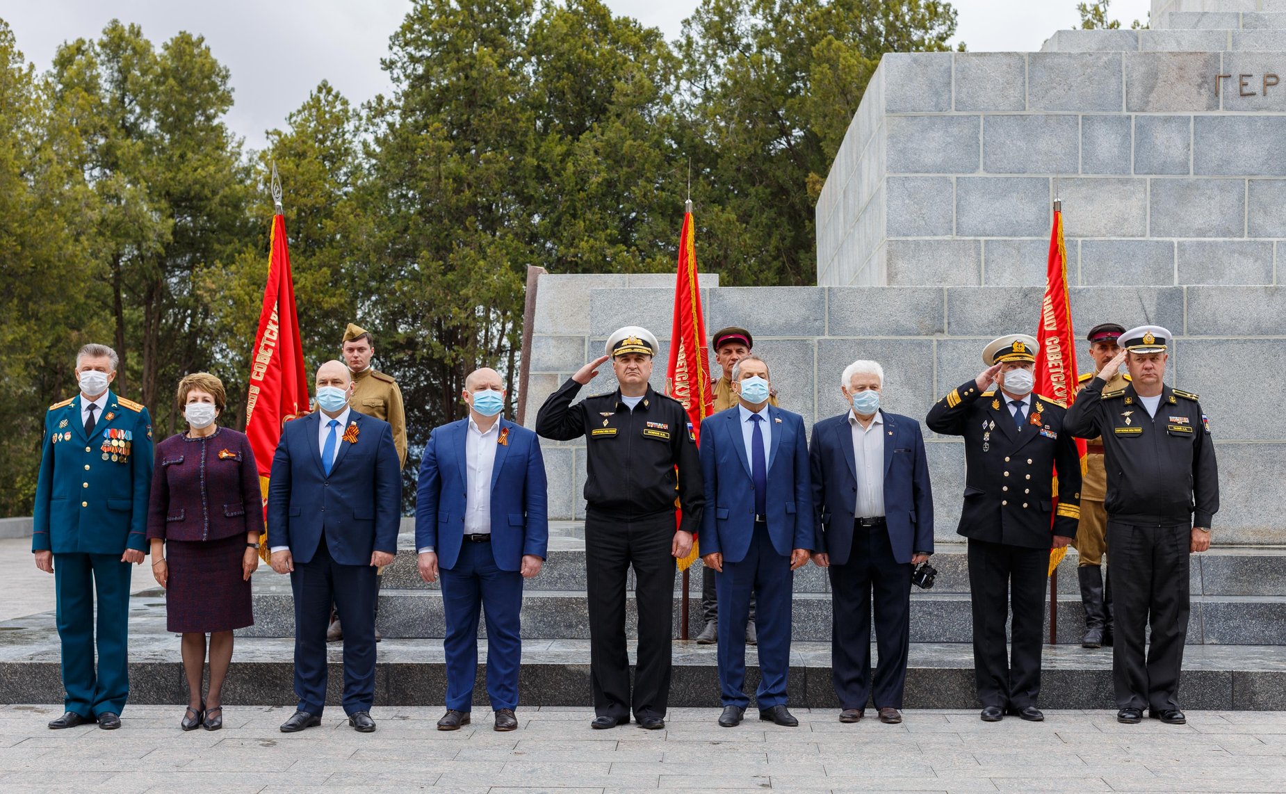 Е. Алтабаева и В. Куликов приняли участие в возложении цветов к обелиску Славы на Сапун-горе