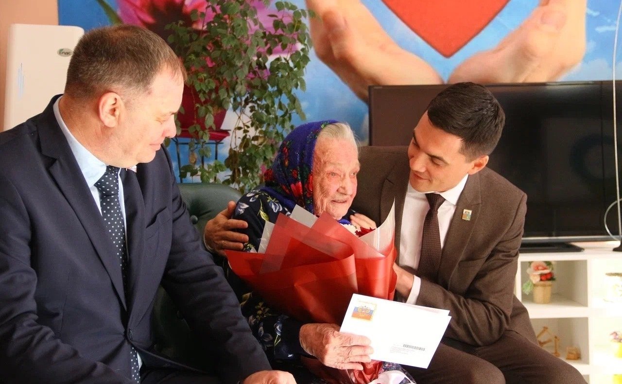 Роман Маслов поздравил долгожителей своего родного города Череповца