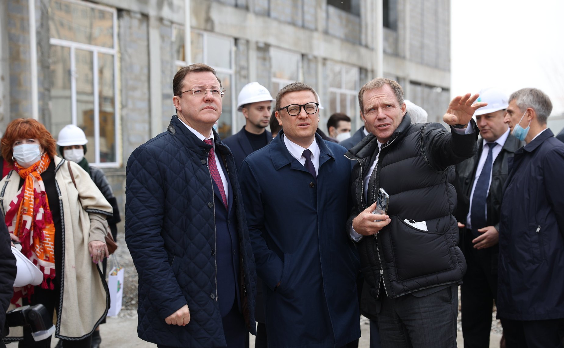 Осмотр строительства нового образовательного учреждения, в котором будет осуществляться обучение и на русском языке