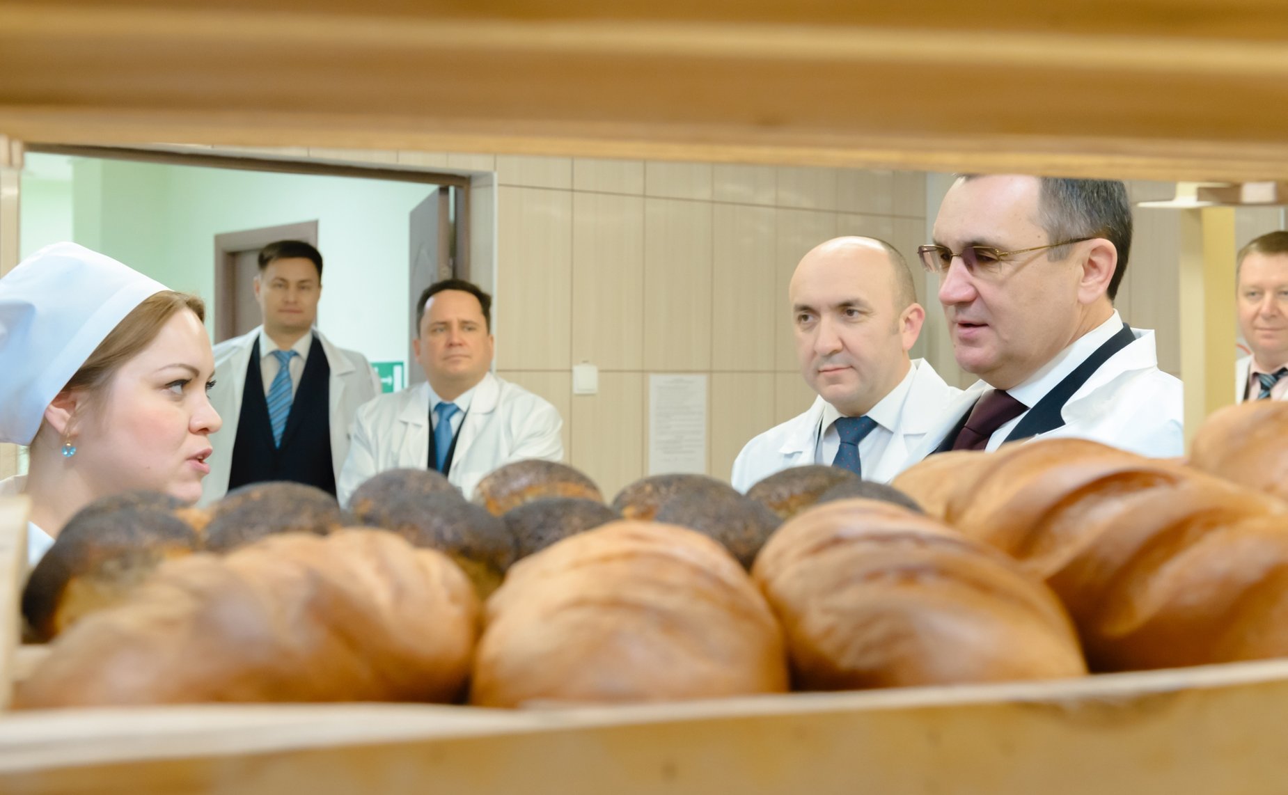 В учебной научно-производственной лаборатории по хлебопечению