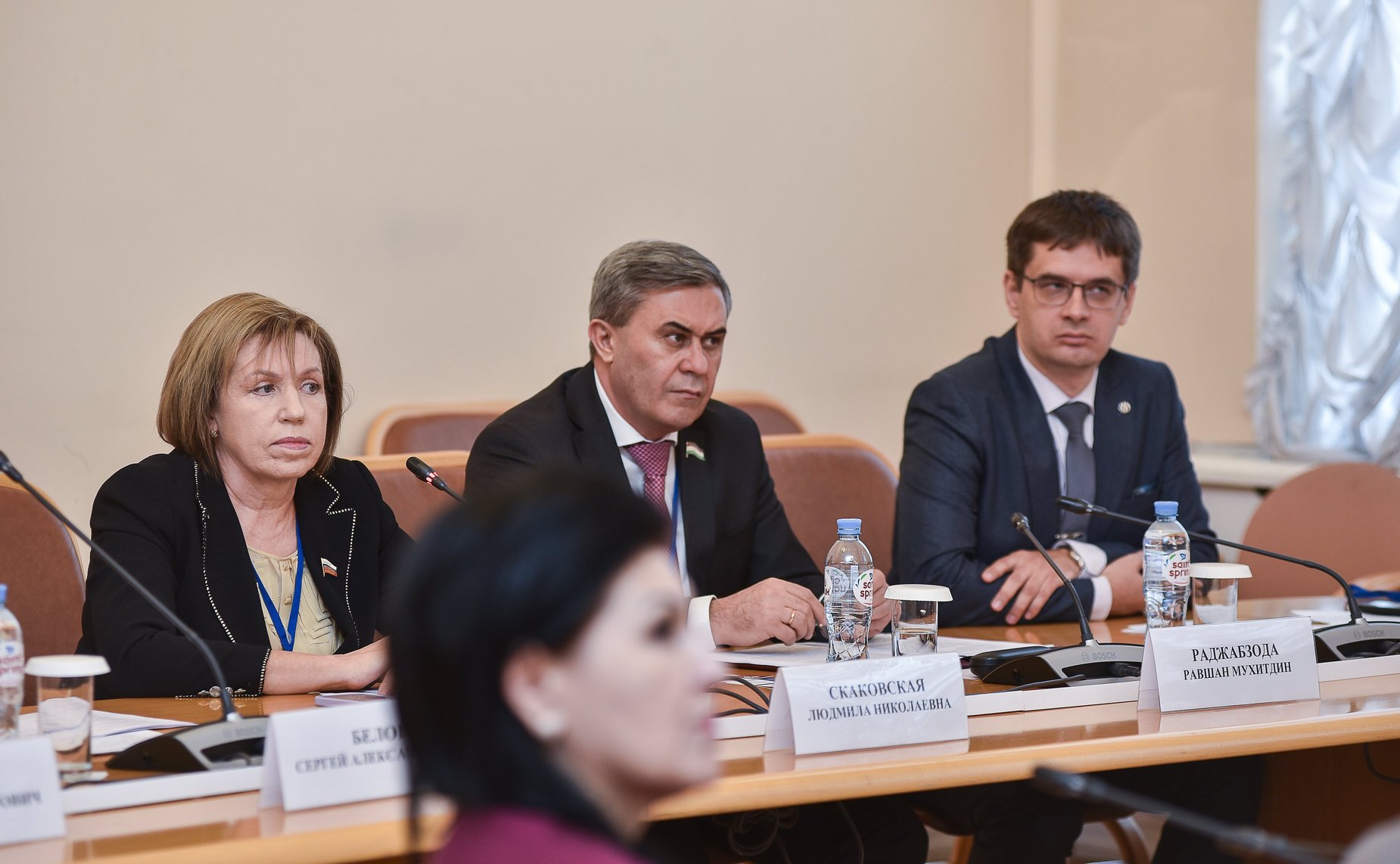 Людмила Скаковская и декан юридического факультета, директор НИИ Проблем государственного языка Санкт-Петербургского государственного университета Сергей Белов провели круглый стол на тему «Русский язык – язык правотворчества в СНГ»