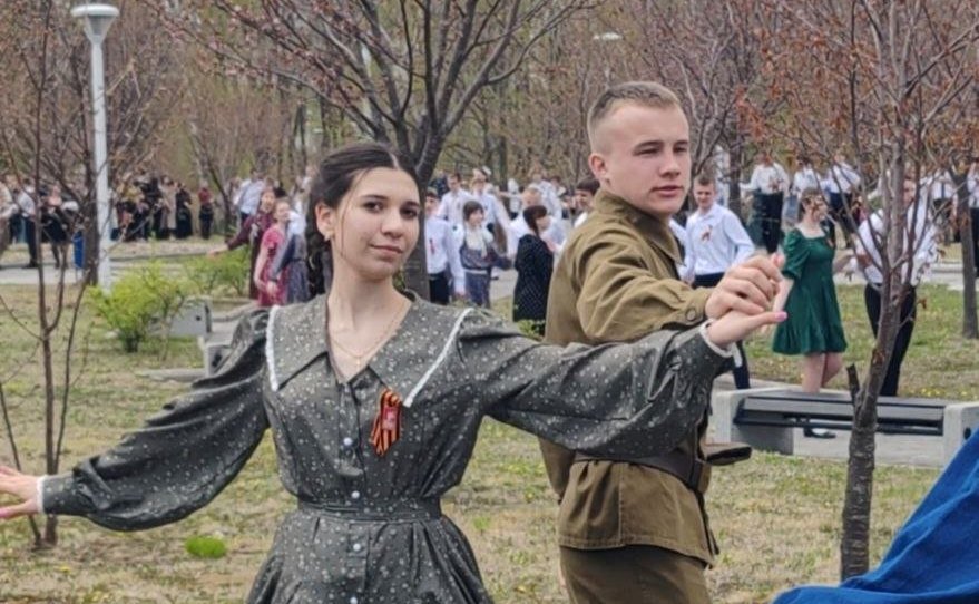 Александр Ролик во Владивостоке, в кампусе Дальневосточного федерального университета принял участие в патриотической акции «Международный Вальс Победы»