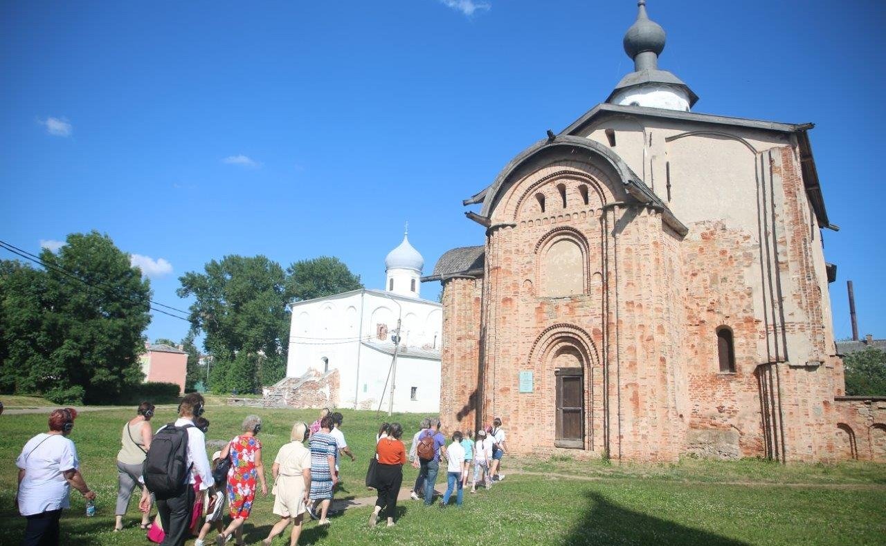 Елена Писарева в рамках работы в регионе пригласила новгородские приемные семьи на иммерсивный спекталь-променад «Слушай Новгород»