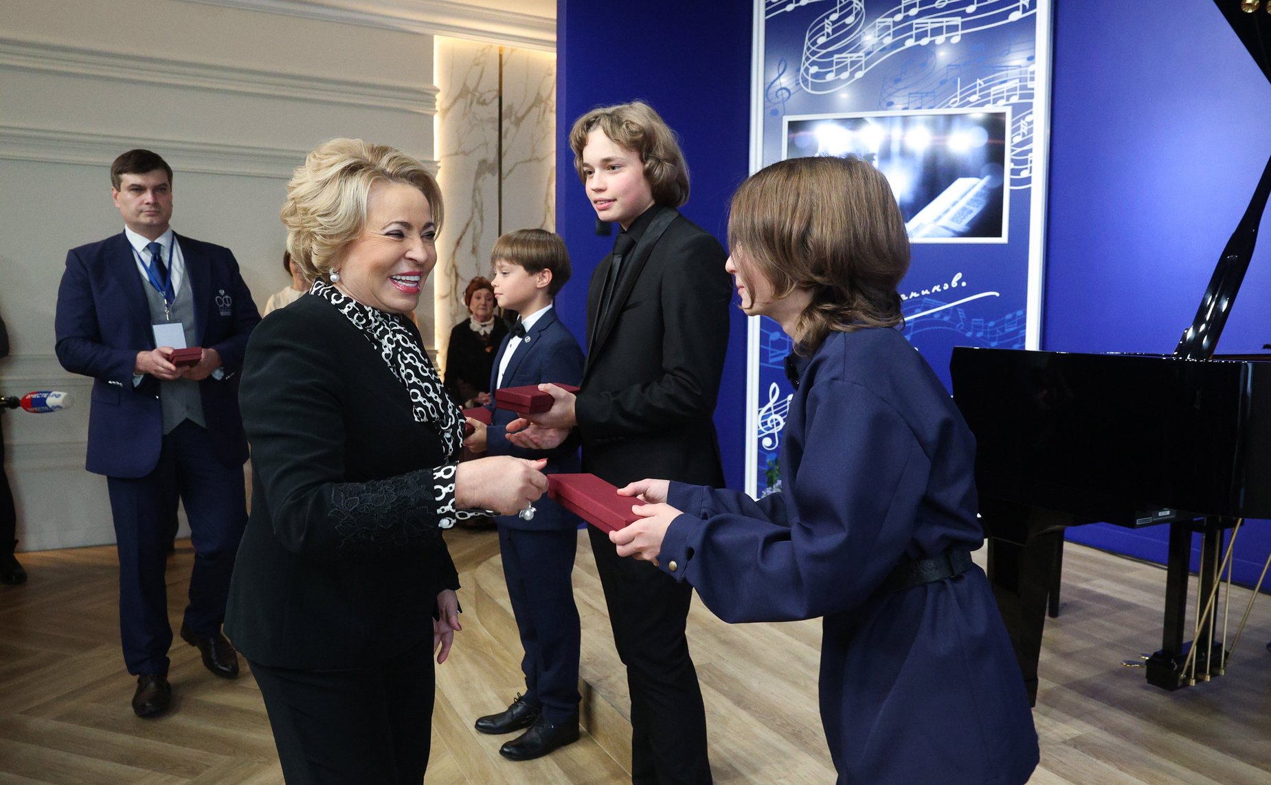 В рамках работы Х Парламентского форума «Историко-культурное наследие России» в Великом Новгороде Валентина Матвиенко посетила детскую общеобразовательную школу имени Г.Р. Державина и Дом музыки имени С.В. Рахманинова