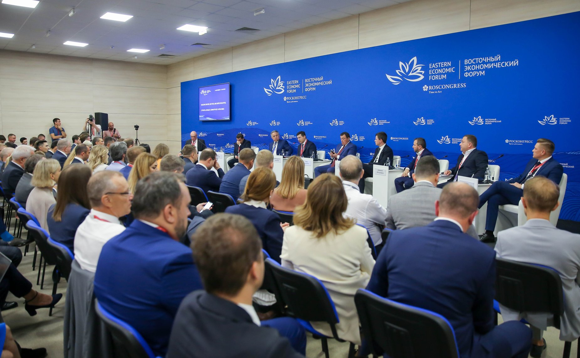 Сессия «Дальний Восток будущего. Строить больше, комфортнее и красивее». Сенаторы принимают участие в VIII Восточном экономическом форуме