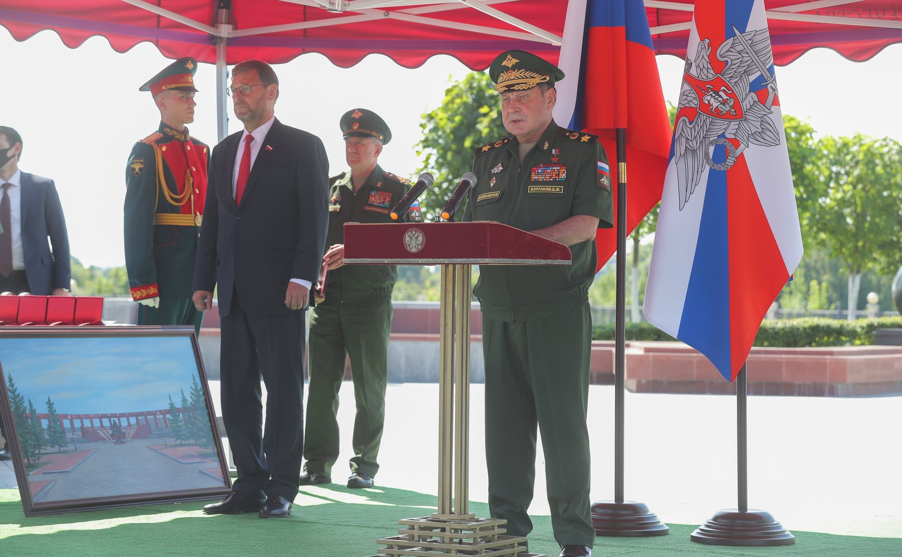 Заместитель Председателя Совета Федерации Константин Косачев принял участие в памятном мероприятии в честь 20-летия Федерального военного мемориала Пантеон защитников отечества в городе Мытищи