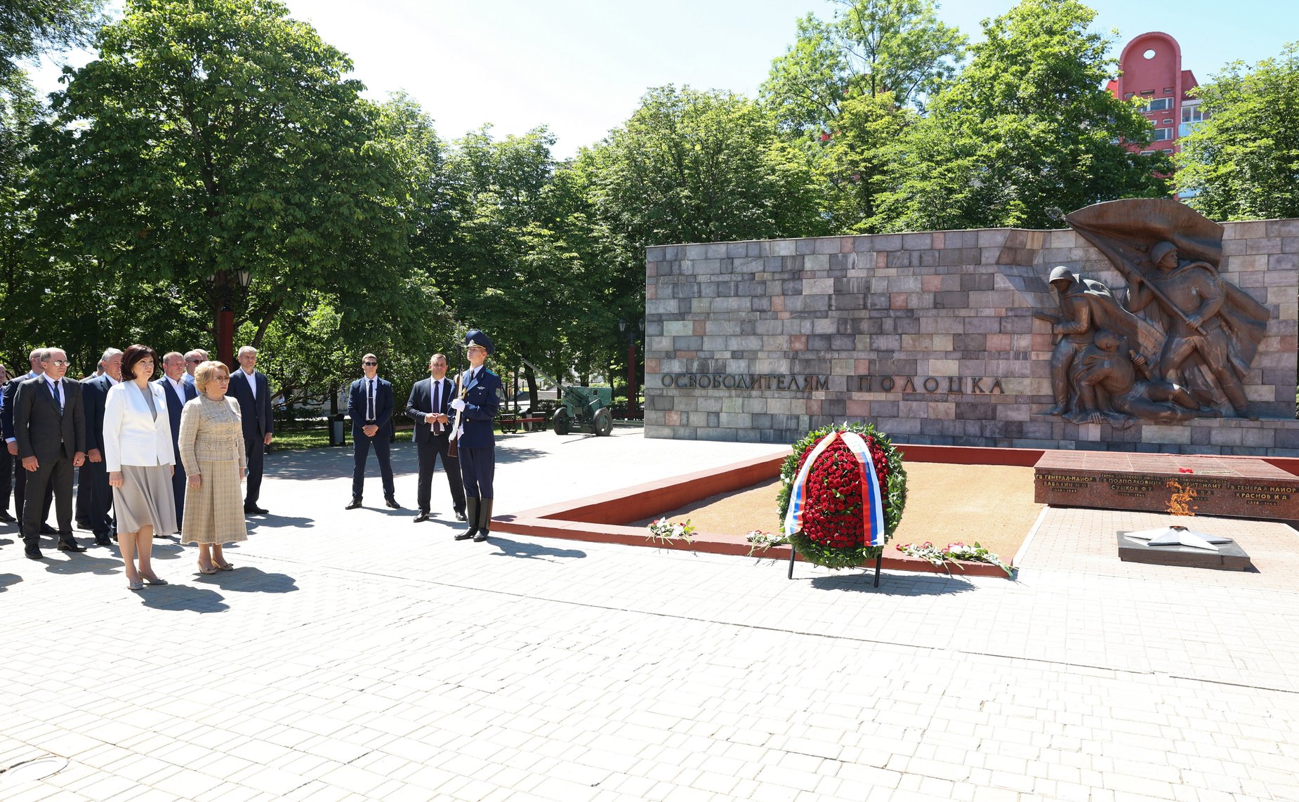 Валентина Матвиенко и Наталья Кочанова в сопровождении сенаторов РФ и белорусских парламентариев возложили венки и цветы к вечному огню у памятника «Освободителям Полоцка»