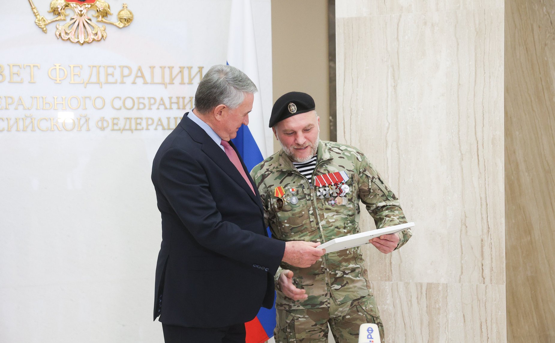 Торжественное награждение военнослужащих в рамках проведения открытия патриотической выставки фотографий военнослужащих Отдельной диверсионной штурмовой бригады «Ветераны»