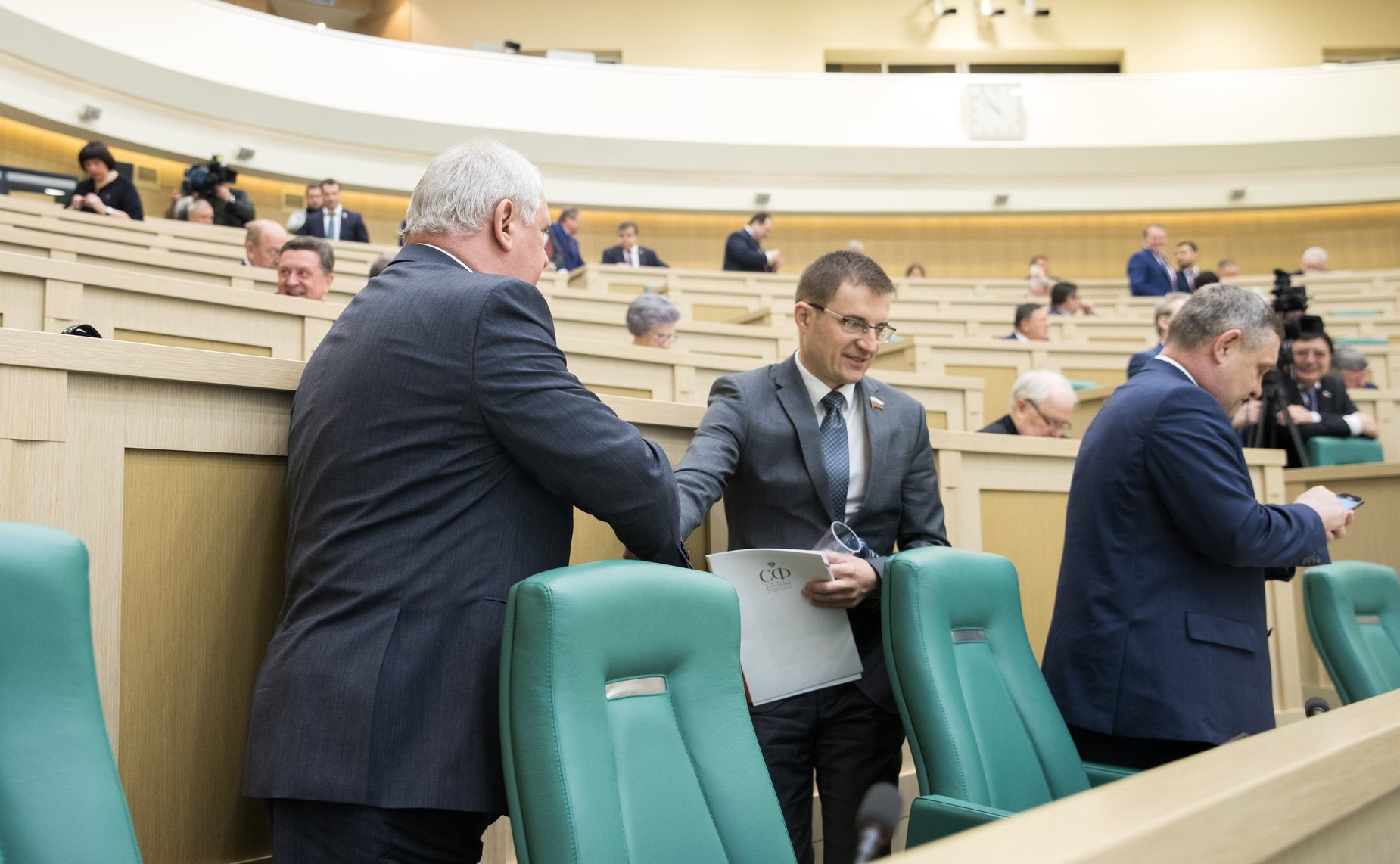 Сенаторы перед началом 434-го заседания Совета Федерации