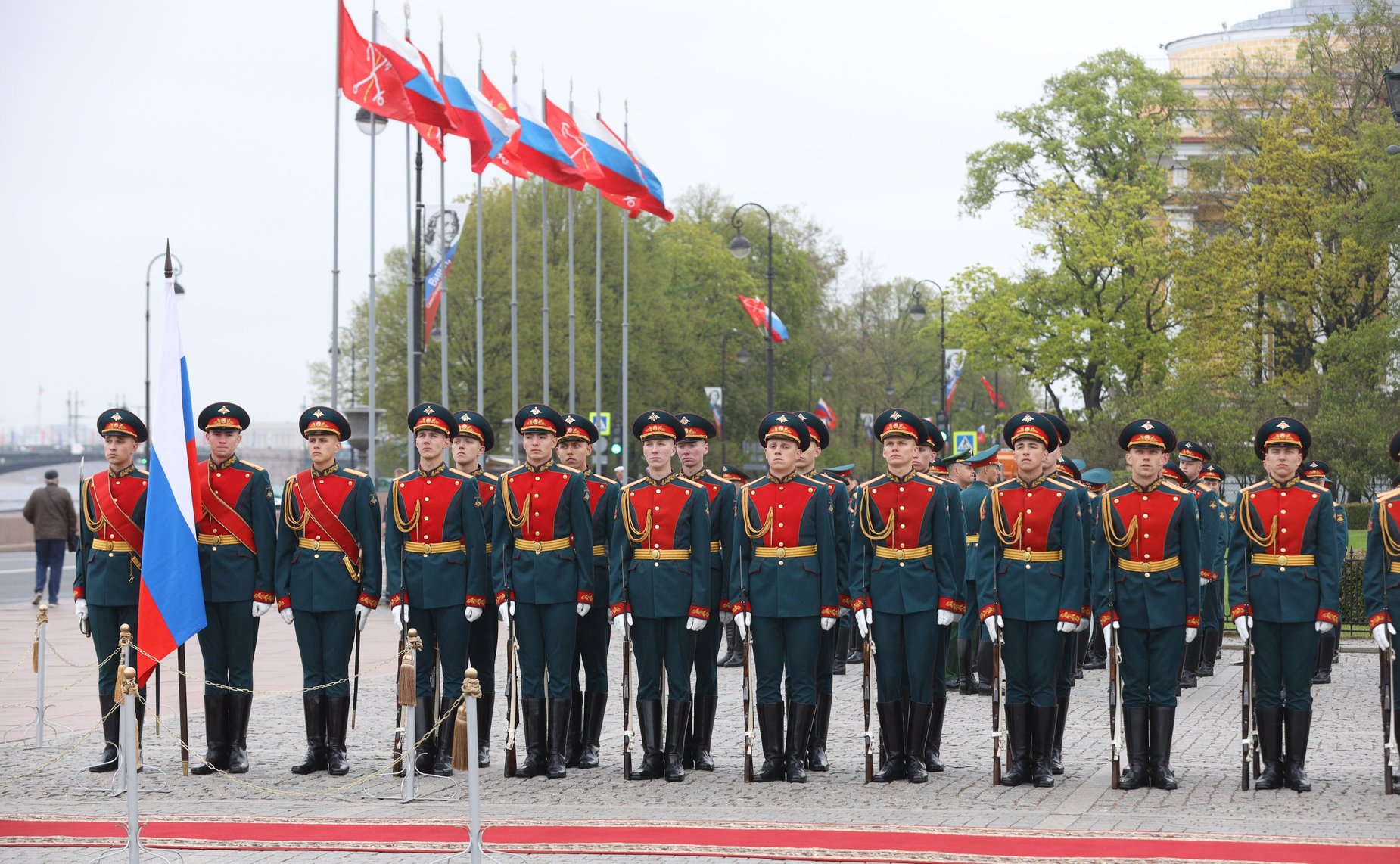 Церемония возложения цветов к памятнику Петру Первому на Сенатской площади