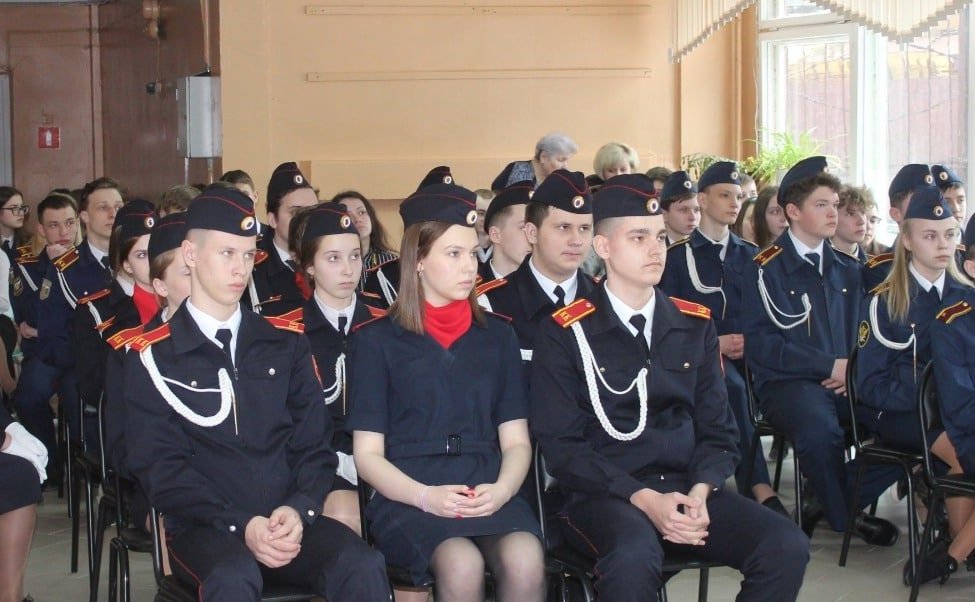 Александр Савин в ходе поездки в регион посетил Людиновскую школу №6