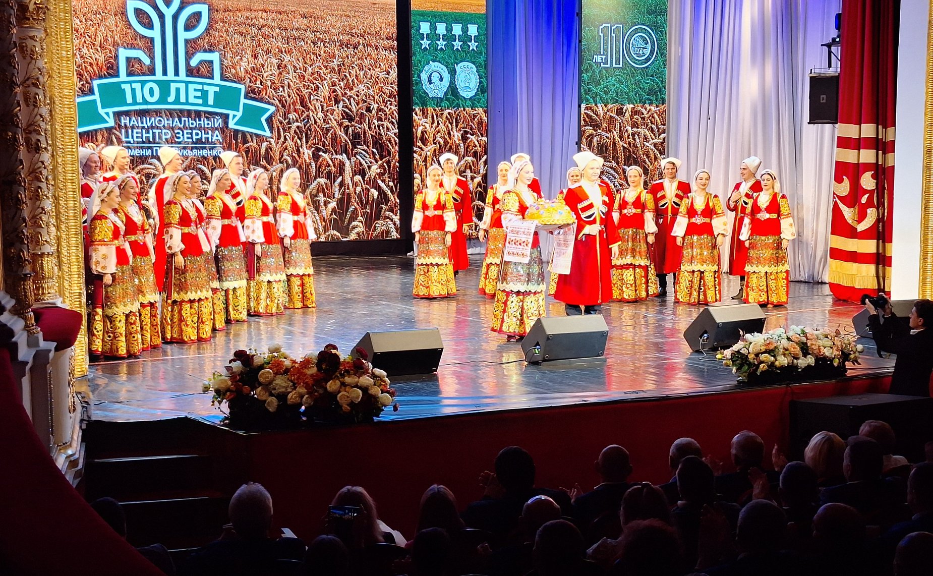Алексей Кондратенко поздравил со 110-летием предприятия коллектив ФГБНУ «Национальный центр зерна им. П.П. Лукьяненко»