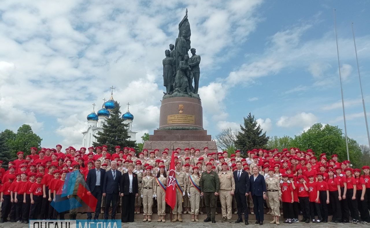 Ольга Бас приняла участие в церемонии приема детей в ряды «Юнармии» в ЛНР