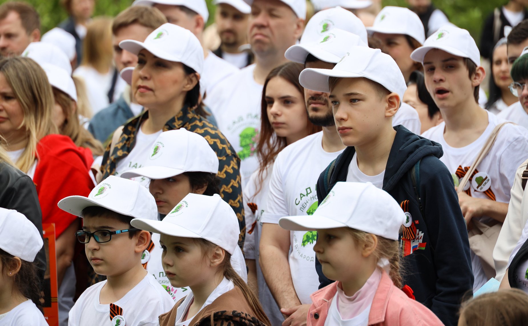 В Год защитника Отечества и 80-летия Победы в Великой Отечественной войне 1941–1945 годов сенаторы РФ и сотрудники Аппарата СФ провели акцию «Сад Памяти» — высадили 250 кустов сирени в музее-заповеднике «Горки Ленинские»