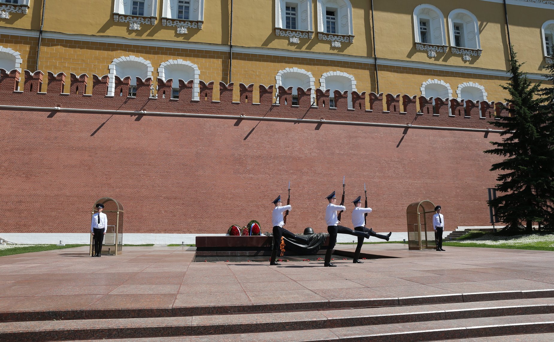 Экскурсионная программа для участников проекта «Поезд Памяти», возложение цветов в Александровском саду