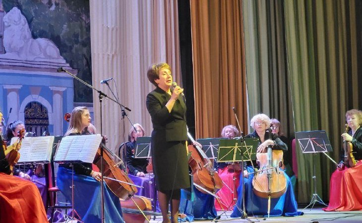 Екатерина Алтабаева приветствовала зрителей и участников новой концертной программы «Цветущий май. История страны в любимых песнях»
