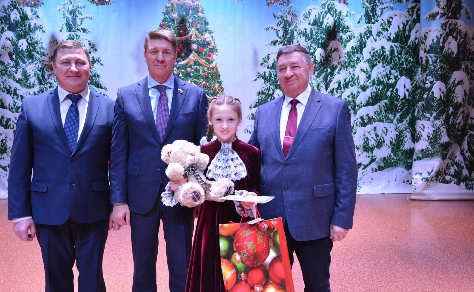 Андрей Шевченко посетил детский сад и социально-реабилитационный центр для несовершеннолетних «Теремок» в пос. Уранбаш Октябрьского района, где вручил детям подарки