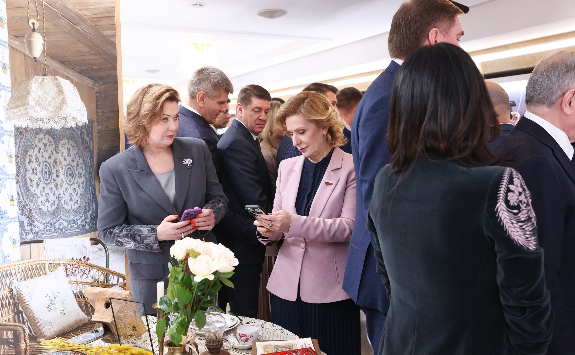 Валентина Матвиенко и Владислав Шапша осмотрели выставку, посвященную достижениям и перспективным направлениям развития Калужской области