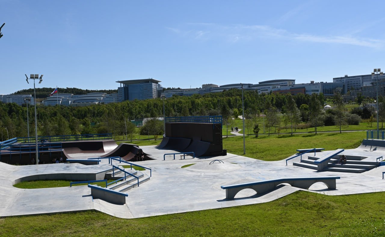 Александр Ролик во время региональной недели провел выездное совещание с главой Владивостока Константином Шестаковым на объектах благоустройства и спорта, построенных в этом году в столице Приморского края