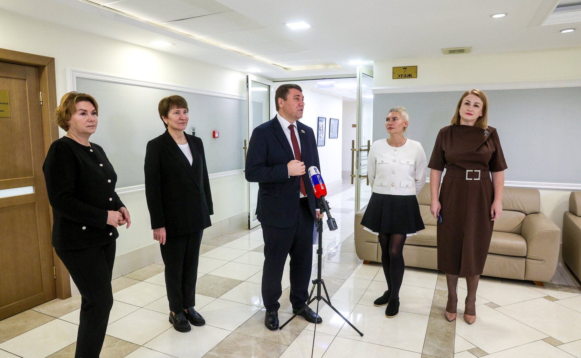 В Совете Федерации состоялось открытие выставки графических работ Яр-Кравченко «Лётчики — защитники в годы ВОВ»