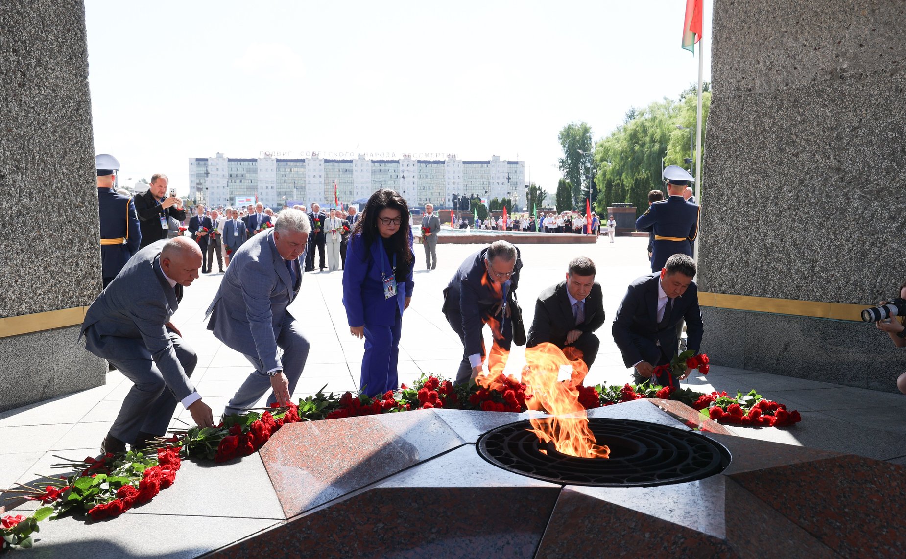 Торжественная церемония возложения цветов членами официальных делегаций Совета Республики и Совета Федерации к Вечному огню у монумента «Три штыка»