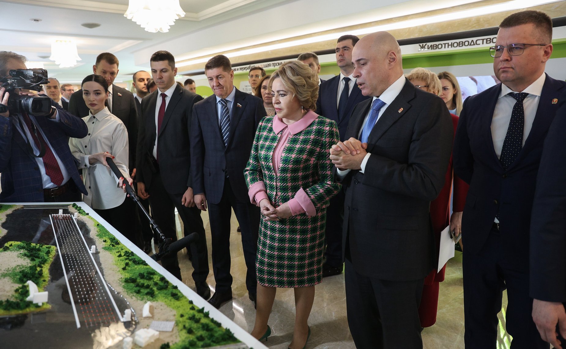 Валентина Матвиенко и Игорь Артамонов осмотрели выставку, посвященную истории и перспективным направлениям развития Липецкой области