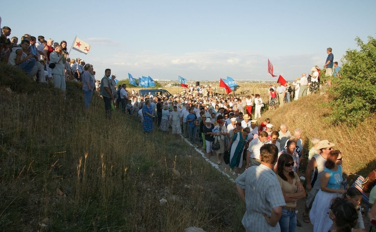 Екатерина Алтабаева вручила Почётную грамоту коллективу Музейного историко-мемориального комплекса «35-я береговая батарея»