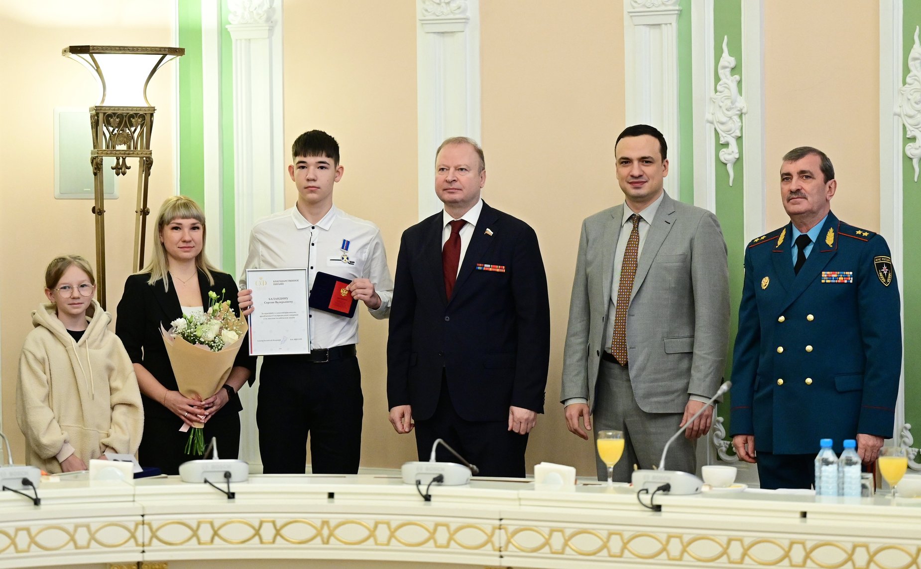 Виктор Шептий в канун Дня героев Отечества провёл в регионе торжественную церемонию награждения детей-героев, спасших человеческие жизни и совершивших героические и мужественные поступки