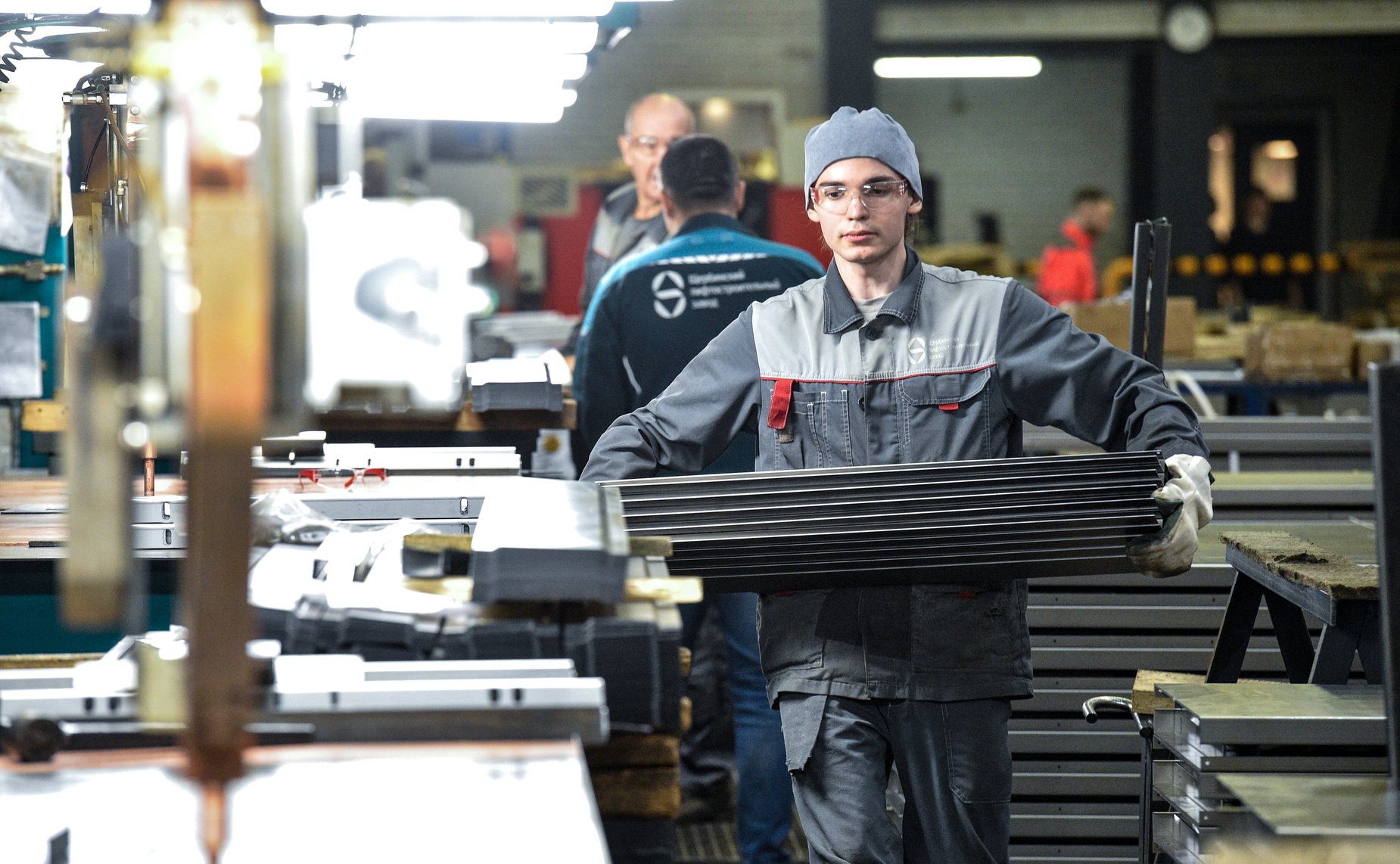 Сенаторы ознакомились с предприятием по производству лифтового оборудования акционерного общества «Щербинский лифтостроительный завод»