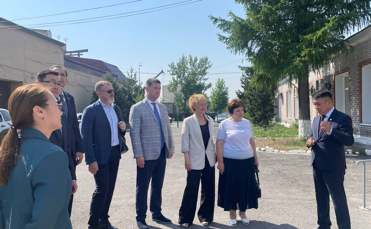 Комитет СФ по социальной политике провел в Республике Тыва выездное совещание с участием главы региона Владислава Ховалыга, представителей федеральных и региональных органов исполнительной власти