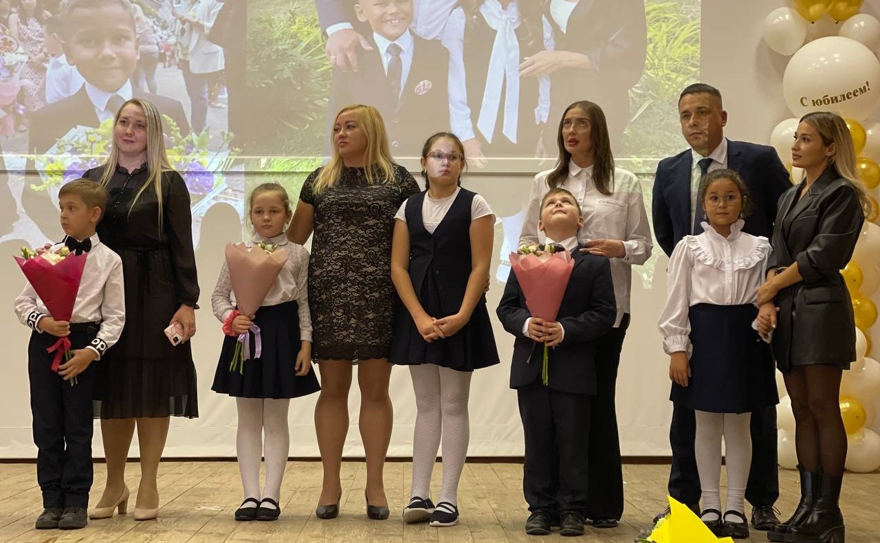 Сенатор РФ Айрат Гибатдинов совместно с губернатором Ульяновской области Алексеем Русских поздравил заслуженных учителей и почетных работников общего образования с профессиональным праздником