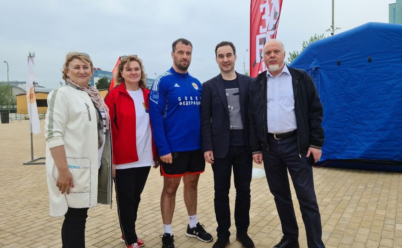 Эдуард Исаков в рамках рабочей поездки в регион стал участником всероссийского полумарафона «Забег.рф» в городе Сургуте