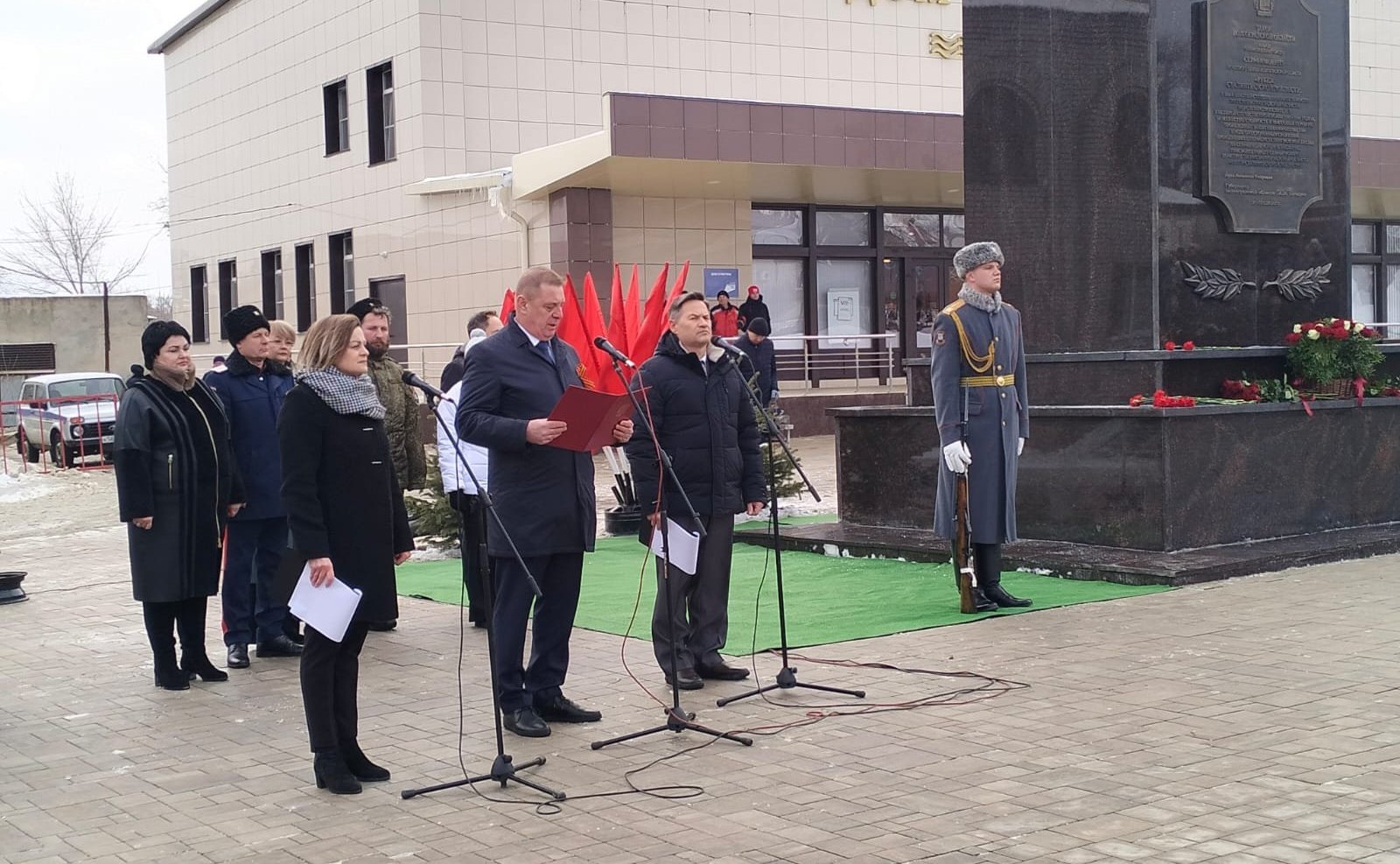Николай Семисотов в ходе поездки в регион принял участие в торжественном открытии памятной стелы «Рубеж Сталинградской доблести» в городе Серафимовиче