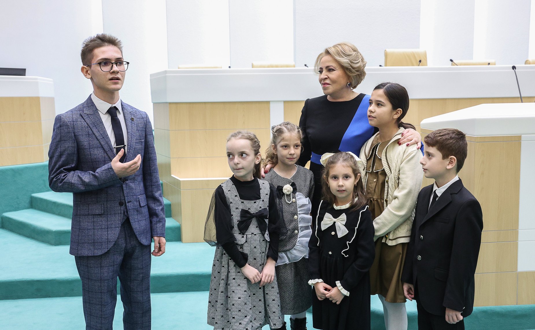 Валентина Матвиенко встретилась с детьми-участниками выставки художественных промыслов, прошедшей в рамках IX Парламентского форума «Историко-культурное наследие России»