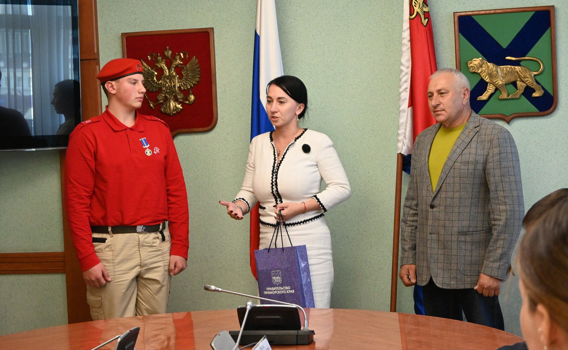 Александр Ролик во время региональной недели в торжественной обстановке вручил памятную медаль Совета Федерации «За проявленное мужество» школьнику из села Чугуевка Приморского края Тимофею Полякову