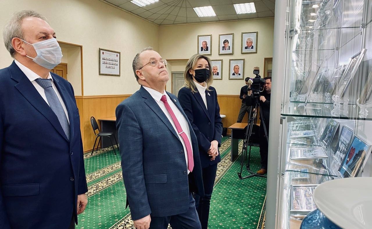 Татьяна Сахарова в рамках региональной недели приняла участие в открытии выставки «Крым и Россия: 8 лет вместе»