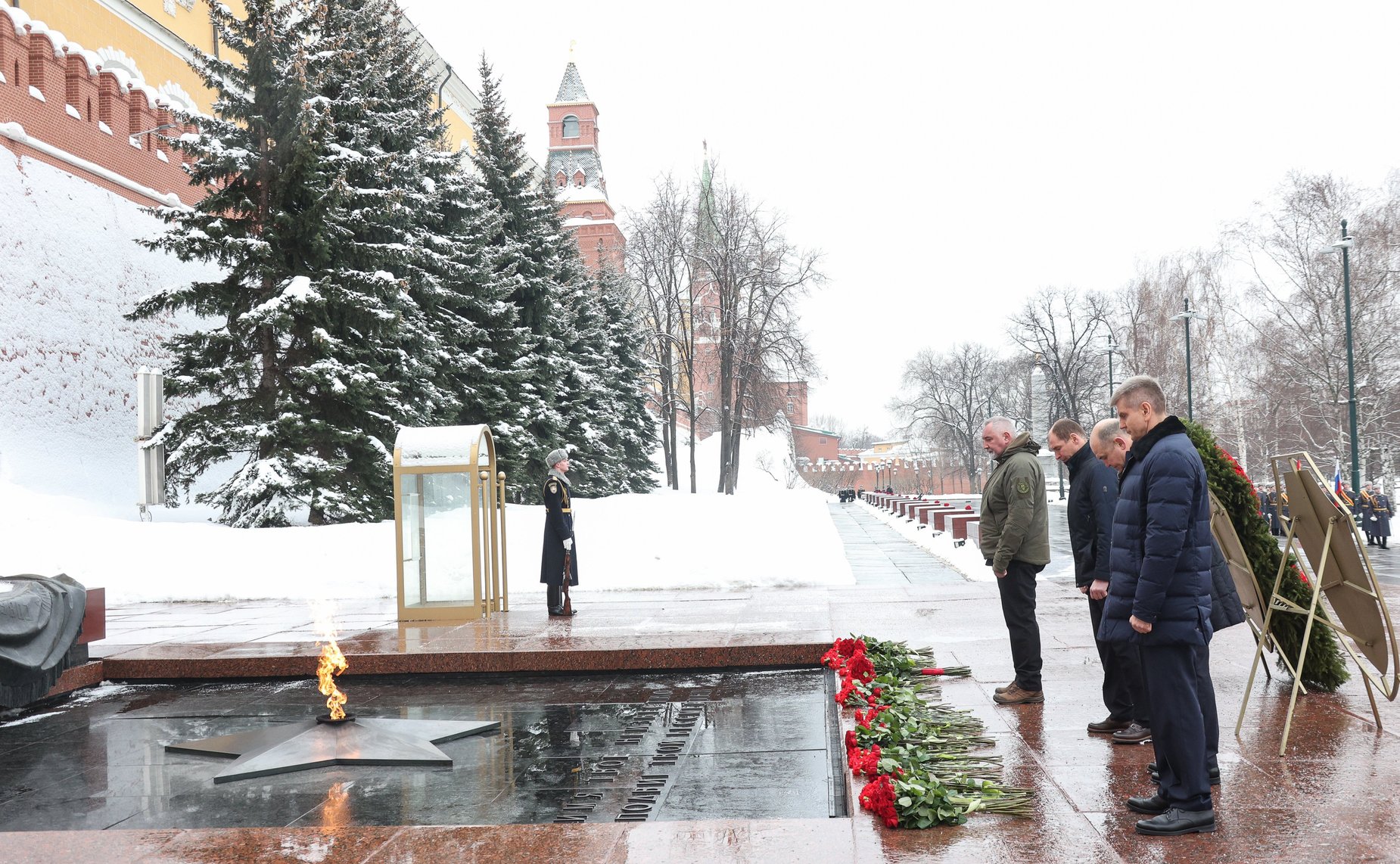 Председатель Совета Федерации Валентина Матвиенко и сенаторы РФ приняли участие в церемонии возложения цветов к Могиле Неизвестного Солдата