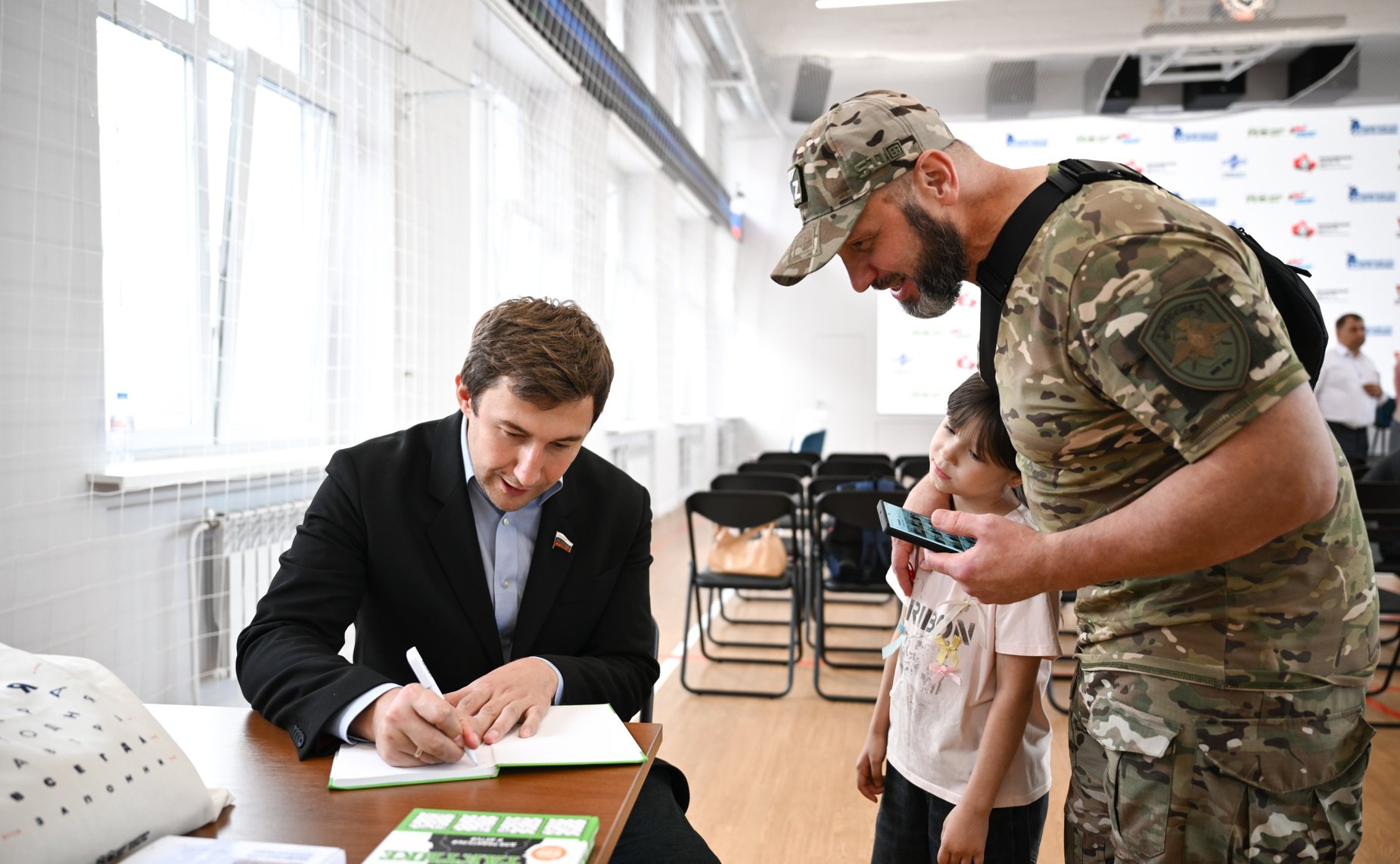 Инна Святенко и Сергей Карякин приняли участие в открытии шахматного клуба и совещании «Вовлечение участников СВО в физическую культуру и спорт»