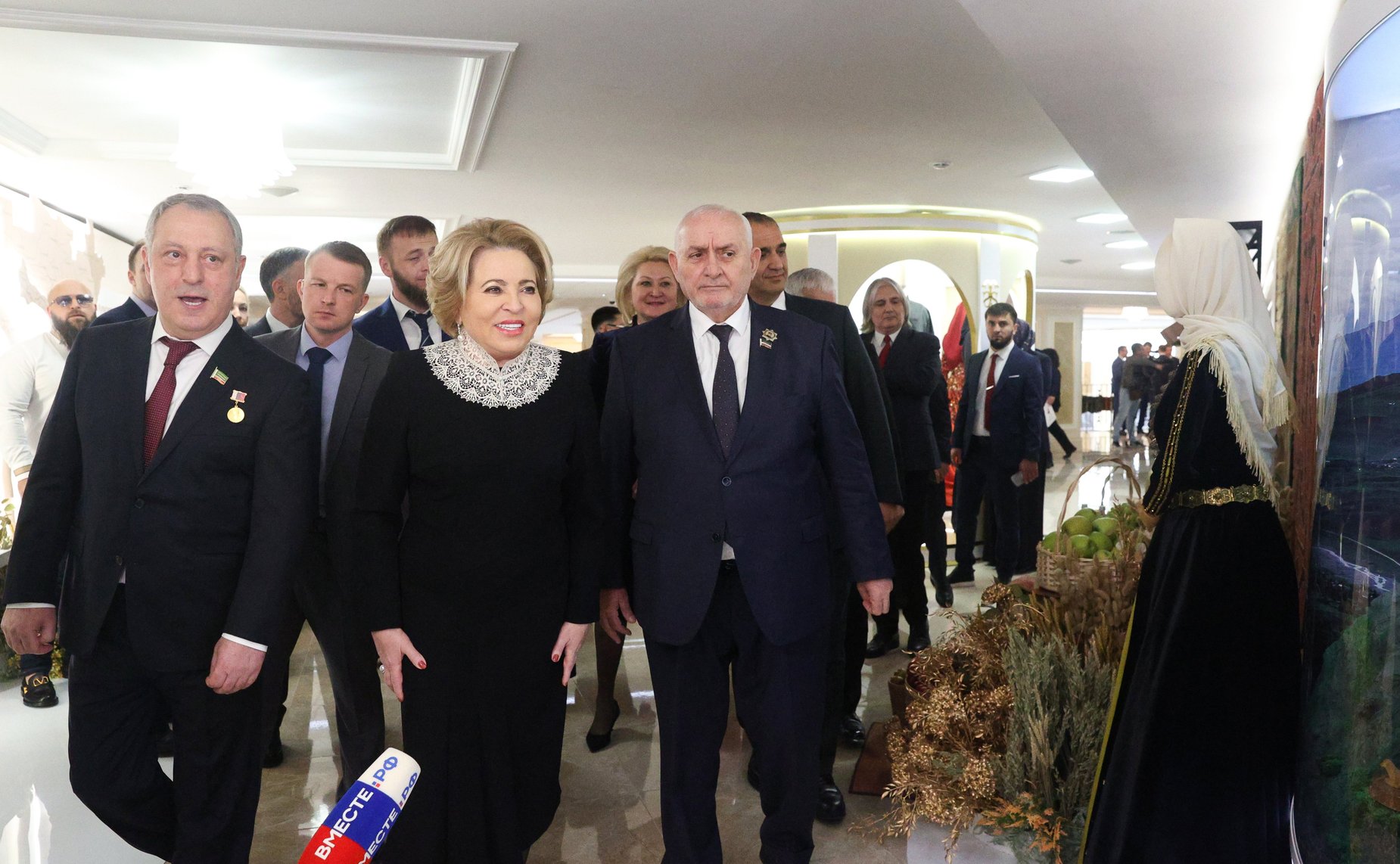 Председатель Совета Федерации и глава Парламента Чеченской Республики осмотрели выставку «Грозный – культурная столица России 2025 года»