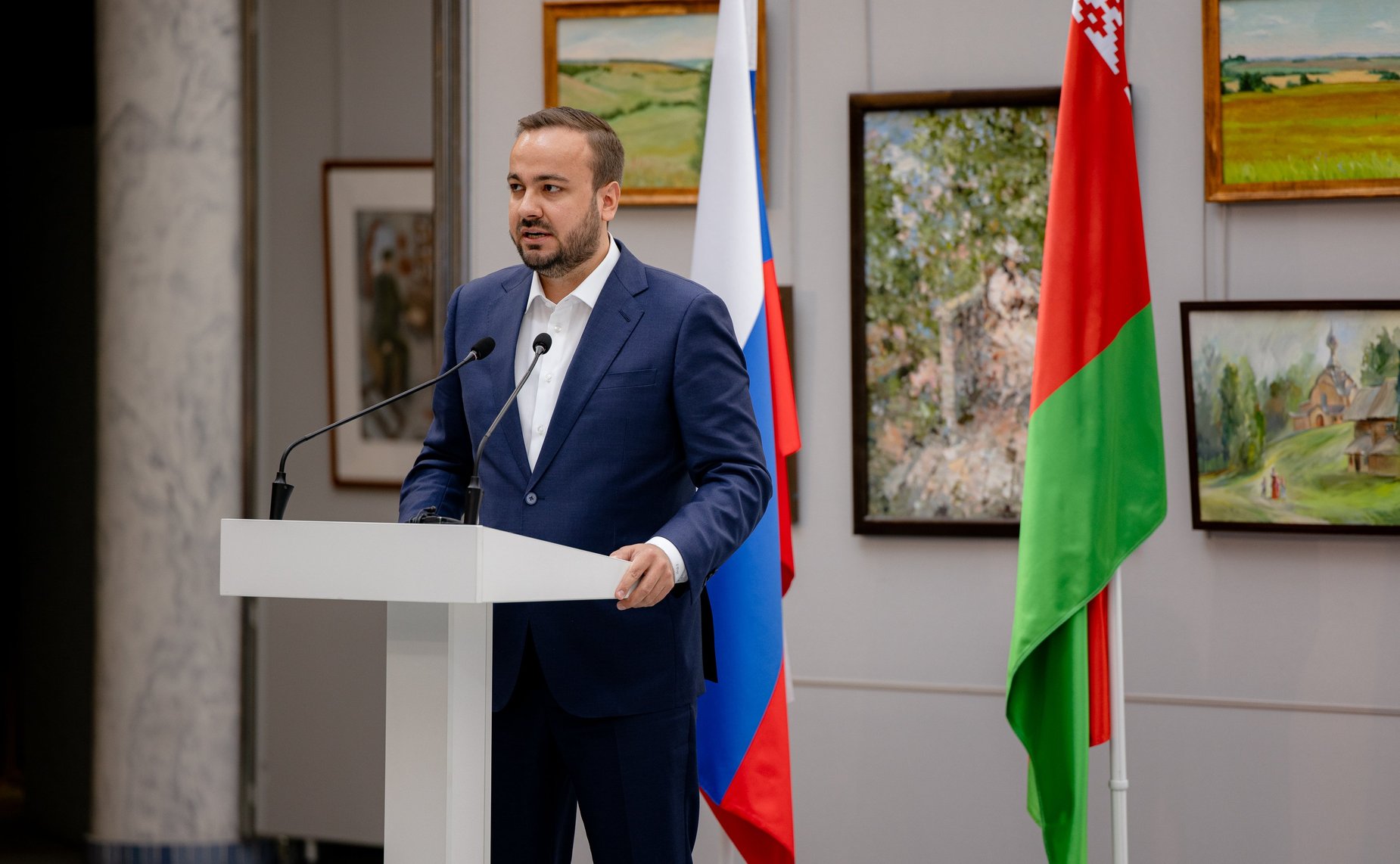 В Смоленске прошла патриотическая экспедиция «Код непокорённых» с участием молодых активистов из разных регионов России и Беларуси. Пленарная дискуссия проекта «Код непокоренных»