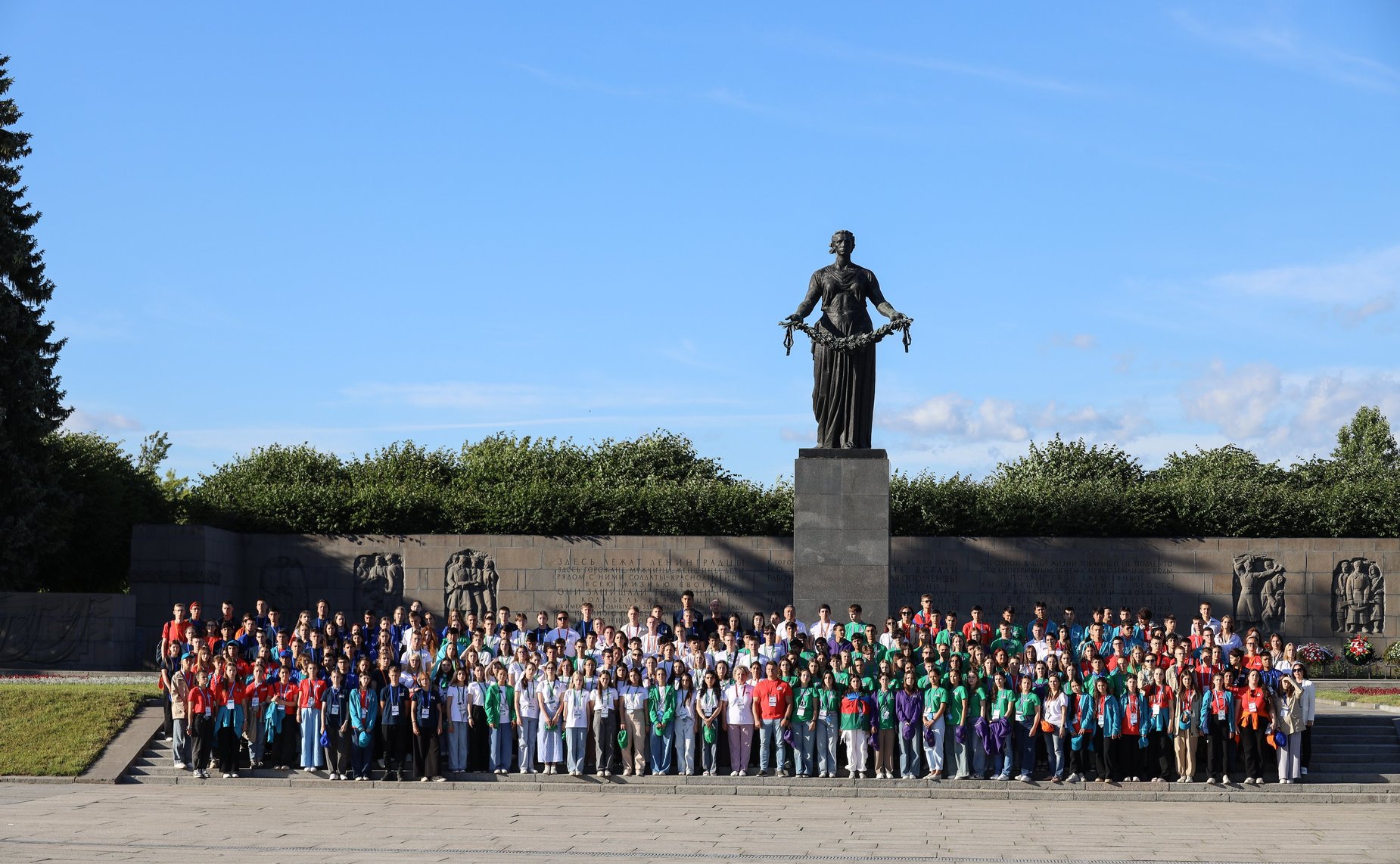 Участники культурно-образовательного проекта «Поезд Памяти» посещают город Санкт-Петербург