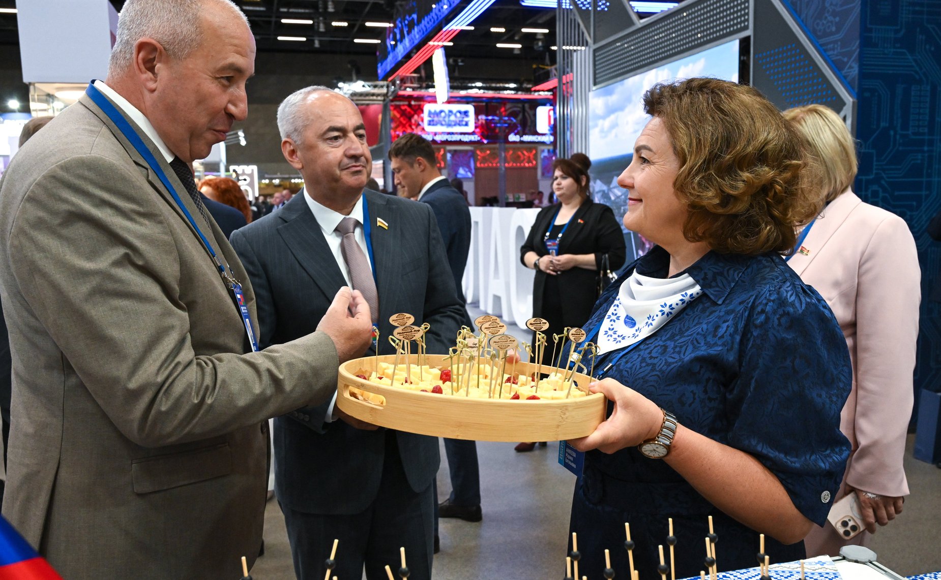 Валентина Матвиенко и Наталья Кочанова ознакомились с экспозицией выставки-ярмарки регионов России и Беларуси
