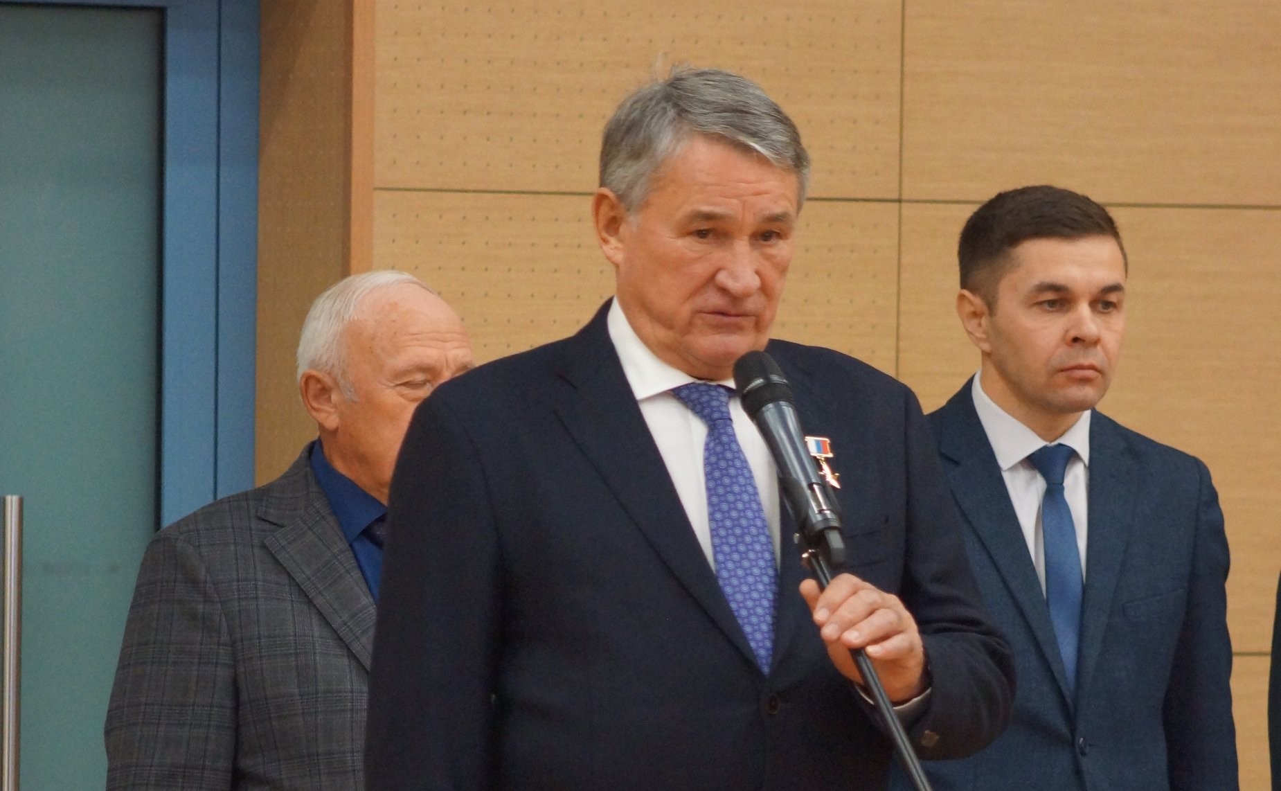 Заместитель Председателя СФ, представитель от законодательного (представительного) органа государственной власти Вологодской области Юрий Воробьев поздравил ребят с принятием в кадеты